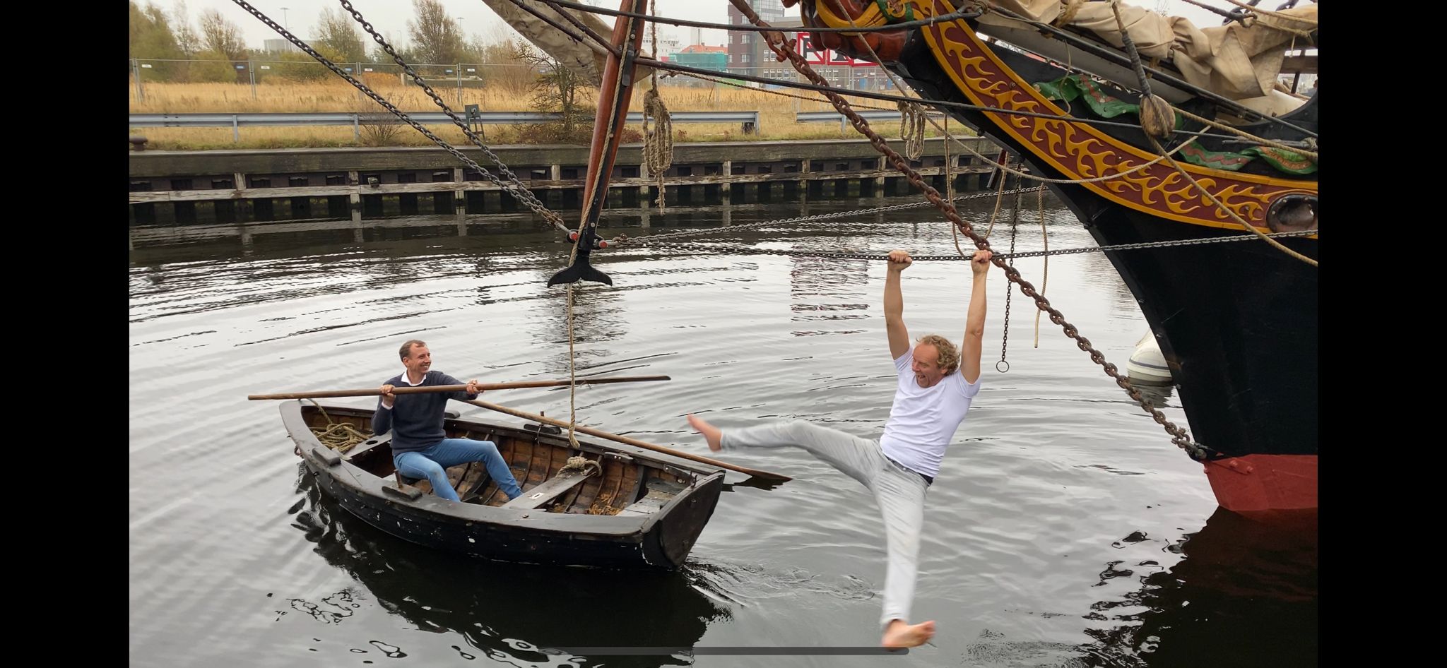 Zeilend vrachtschip zet koers naar IJmuiden