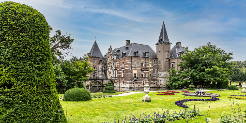 Uitdagende slotgracht rond kasteel